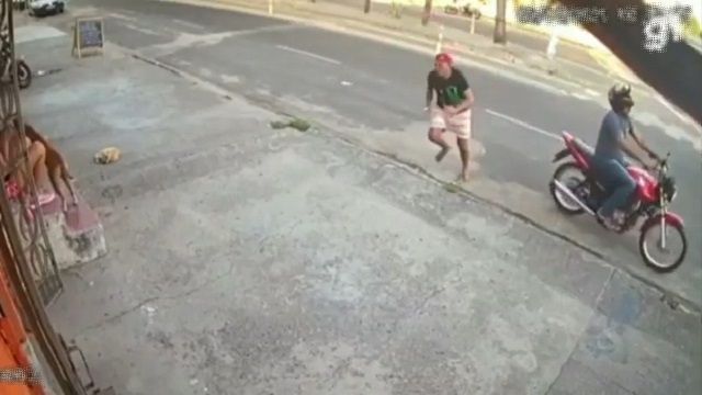 [動画0:26] ブラジルの強盗さん、みっともない犯行の瞬間を晒されてしまう