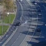 [動画0:08] バイクと衝突した車が激しく横転