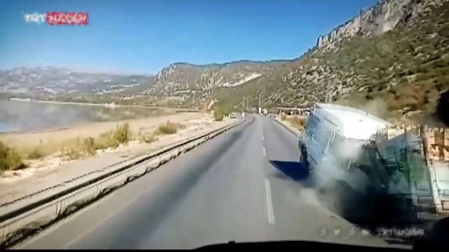 [動画0:43] センターラインを越えたミニバスが正面衝突！巻き込まれるドラレコ映像