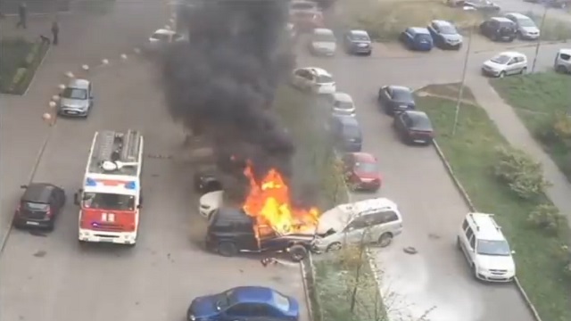 [動画0:31] ３２歳女性、駐車中の車に衝突して炎上