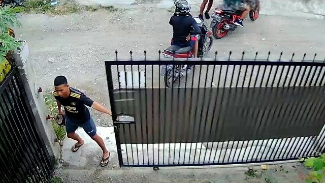 [動画0:14] ゲートを閉める友人を待つライダー、予想外の事態に・・・