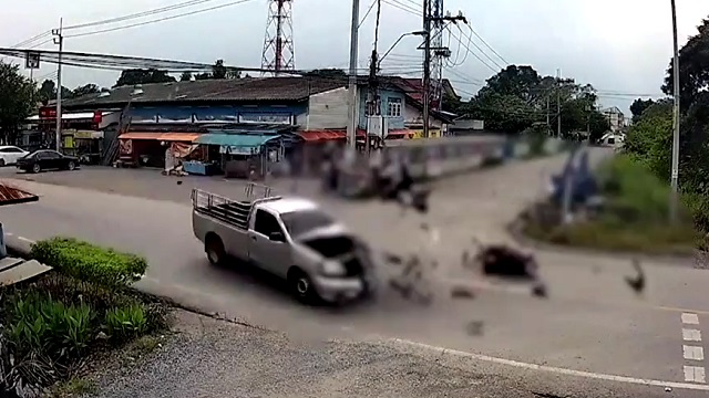 [動画0:24] バイクが衝突、３人の若者が宙を舞う