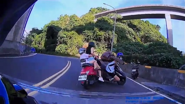 [動画0:05] カーブを曲がり切れずスクーター同士が正面衝突
