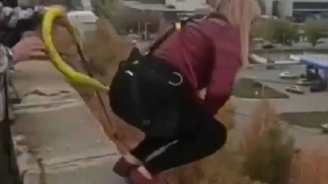 [動画0:40] ３３歳女性、ホテル屋上のバンジージャンプで地面に叩きつけられる