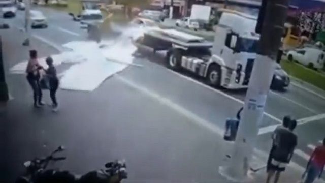 [動画0:43] トレーラーから落下物、歩行者を襲う