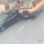 [動画0:42] バスが乗用車に追突、歩道の女性が巻き込まれる瞬間