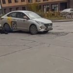 [動画0:08] ロシアのタクシー運転手、乗客を引きずり出して轢く