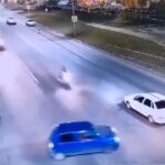 [動画0:26] 道路を横切ろうとした車にバイクが衝突、吹っ飛ぶライダー