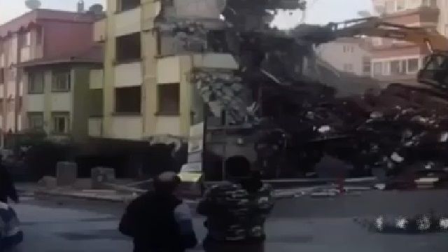 [動画0:42] 解体中の建物が倒壊、電線が巻き込まれ激しく火花を散らす