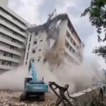 [動画0:53] 解体中の建物が倒壊！作業者が下敷きに・・・