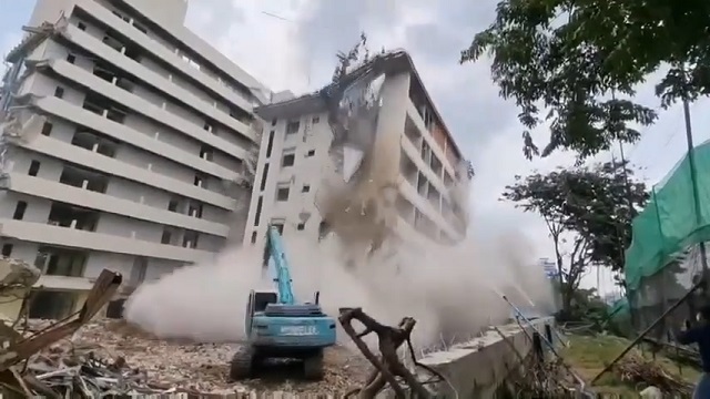 [動画0:53] 解体中の建物が倒壊！作業者が下敷きに・・・