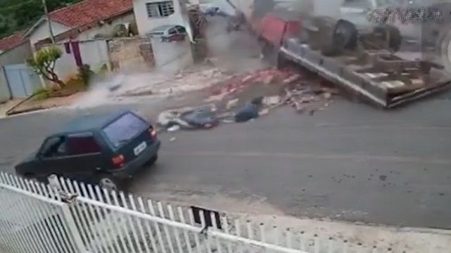 [動画1:45] ブレーキ故障のトラック、運転手が飛び降りて逃げた結果・・・