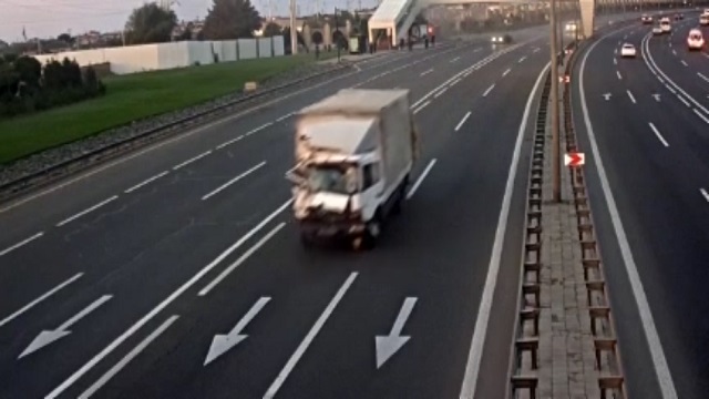 [動画0:15] トラックがバスに衝突、横転して大惨事に・・・