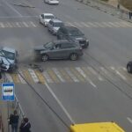 [動画0:40] 衝突した車、信号待ちの男性たちに迫るが・・・