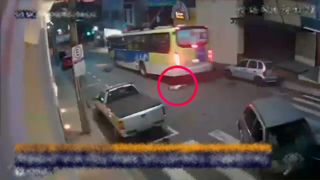 [動画1:16] ５歳少年、事故車から投げ出されて車道を転がる