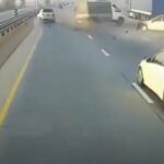 [動画0:29] 無謀な運転をする車が追突、多重事故になる瞬間