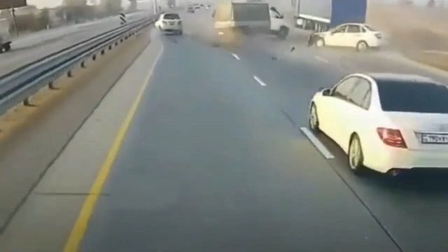[動画0:29] 無謀な運転をする車が追突、多重事故になる瞬間