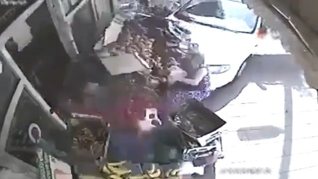 [動画1:38] 事故に巻き込まれた買い物中の女性、事故後の行動が話題に