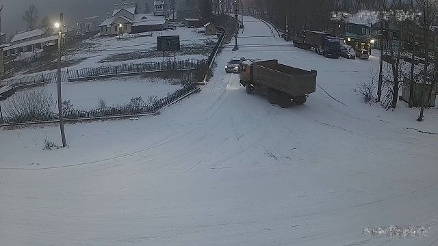 [動画1:09] ダンプトラック、雪道で曲がり切れず・・・
