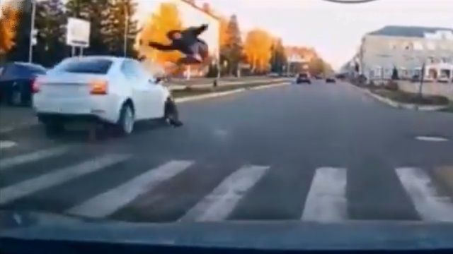 [動画0:57] 横断歩道を渡る少年、数メートル飛ばされる