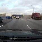 [動画2:04] トラックが衝突、キャビンが大破するも負傷者ゼロ