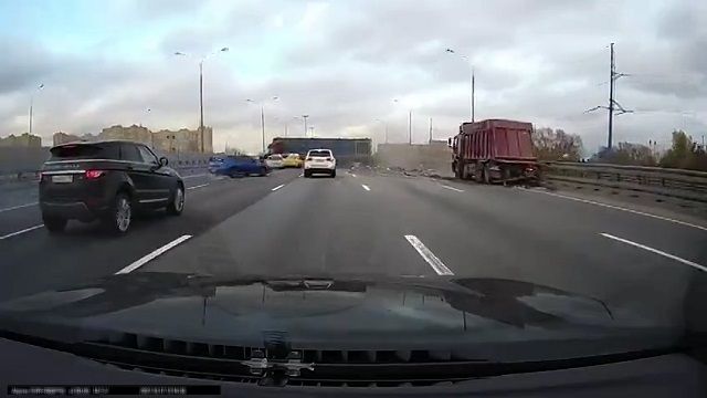 [動画2:04] トラックが衝突、キャビンが大破するも負傷者ゼロ