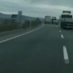 [動画1:22] 張り合うトラック、最後は接触事故に・・・