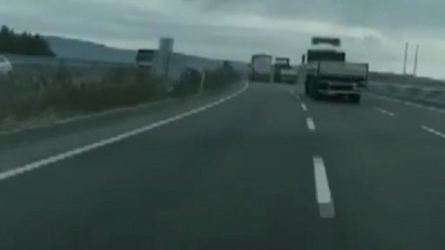 [動画1:22] 張り合うトラック、最後は接触事故に・・・