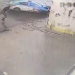 [動画0:14] ブラジルの警察さん、追跡するバイクに衝突させる