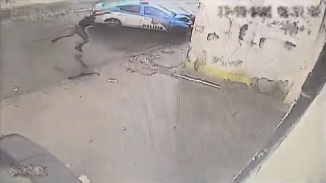 [動画0:14] ブラジルの警察さん、追跡するバイクに衝突させる