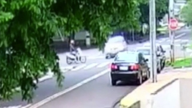 [動画0:36] 妊婦がバイク事故、悲惨な結果に・・・
