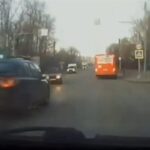 [動画0:25] 交差点で左折待ち、後続車が避けようとした結果