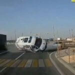 [動画0:32] 緊急走行中の救急車、側面に突っ込まれ横転