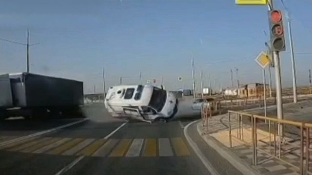 [動画0:32] 緊急走行中の救急車、側面に突っ込まれ横転