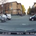 [動画1:18] 撥ね飛ばされた男性、対向車に直撃