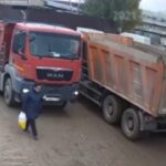 [動画1:33] トラックの前を歩く女性・・・、ブシャーってなってしまう・・・