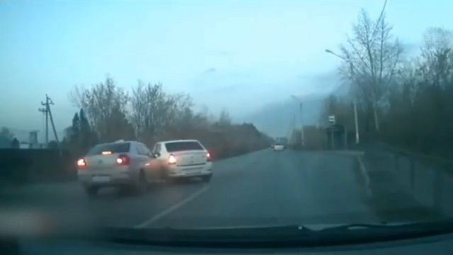 [動画0:27] 交差点で追い越し、左折車に衝突してしまう