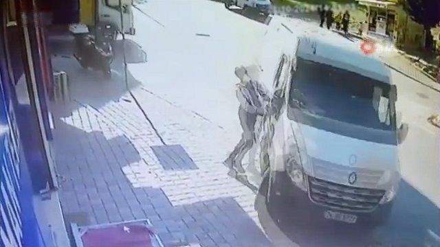 [動画0:49] 歩行者大慌て、バンが歩道に突っ込み横転