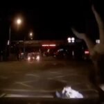 [動画1:04] 警察署の目の前、ベビーカーと女性を撥ね飛ばす