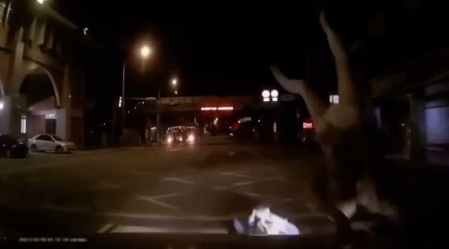[動画1:04] 警察署の目の前、ベビーカーと女性を撥ね飛ばす