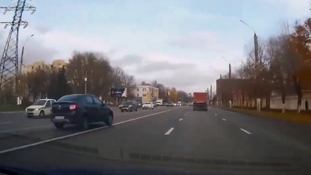 [動画0:13] 猛スピードの車、対向車線に突っ込み大事故に