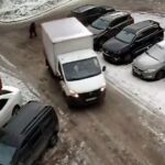[動画0:30] 高齢女性、バックしてきたトラックに轢かれる