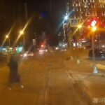 [動画0:29] 赤信号になっても突っ込んでくる迷惑車、トラムの前で盛大に事故る