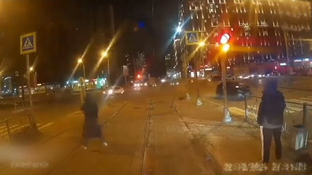 [動画0:29] 赤信号になっても突っ込んでくる迷惑車、トラムの前で盛大に事故る