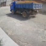 [動画0:28] ブレーキ故障のトラック、建物の壁を突き破る