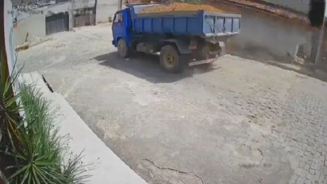 [動画0:28] ブレーキ故障のトラック、建物の壁を突き破る