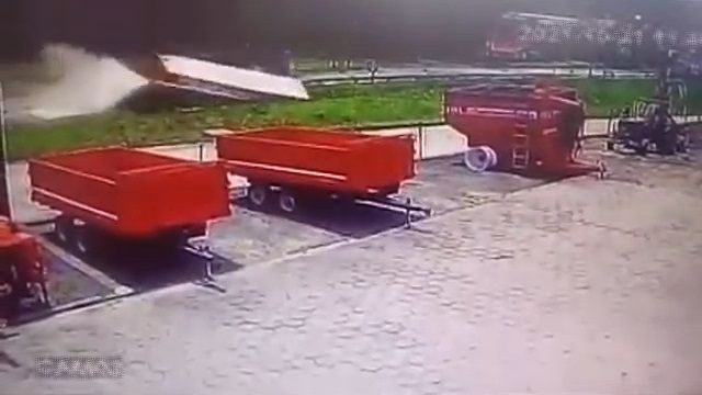 [動画1:00] 積み荷と共に投げ出された運転手、トラックを追いかける