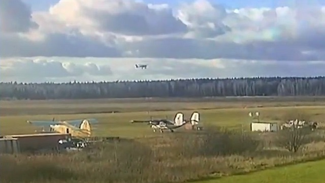 [動画0:26] 妻を乗せて離陸する軽飛行機、墜落の瞬間