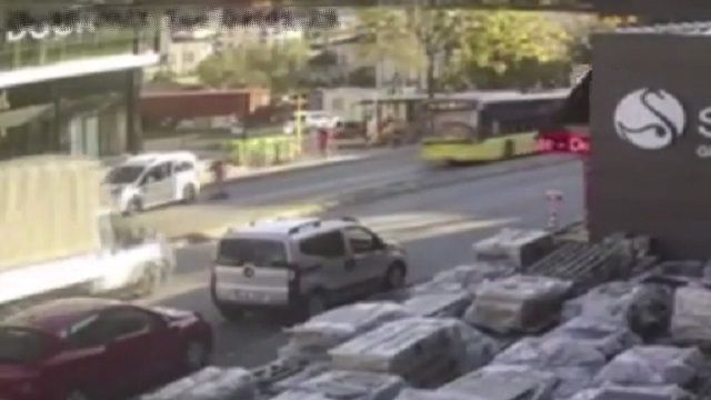 [動画1:11] ドア開き事故、電動キックボードの女性が転倒してバスに轢かれる