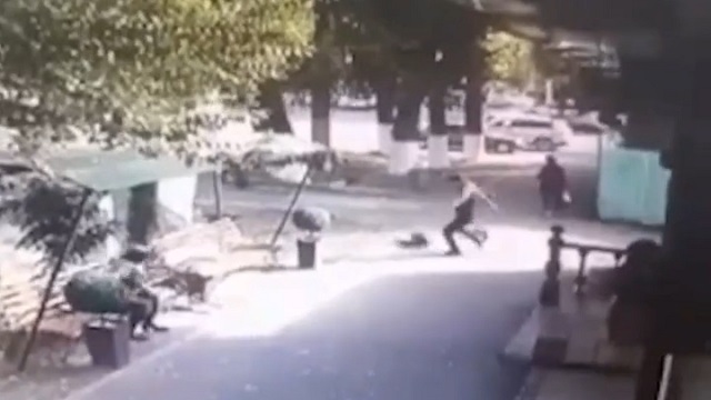 [動画0:18] 子供を殴り倒す男、蹴りを入れるも尻もち